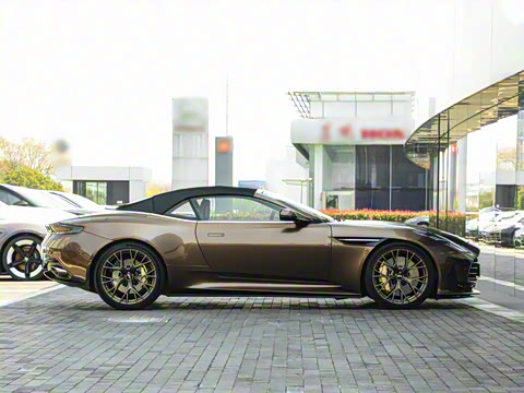 2025�� 4.0T V8 Volante