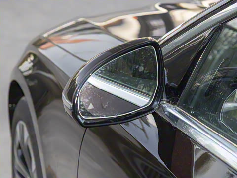 2025�� �Ŀ� E 300 L ������