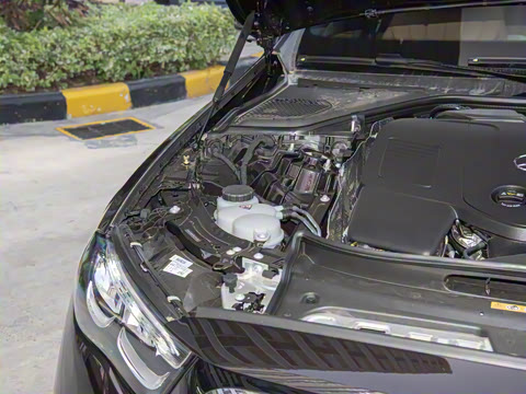 2025�� �Ŀ� E 300 L ������