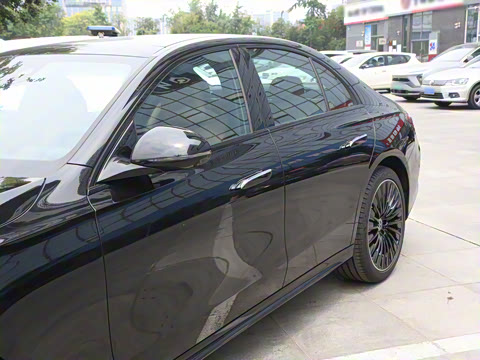 2025�� �Ŀ� E 300 �������˶���