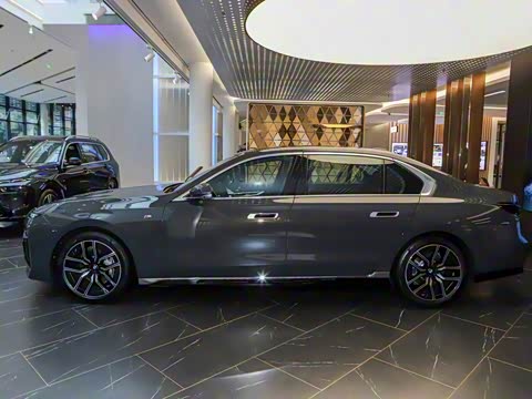 2023�� 735Li M�˶���װ