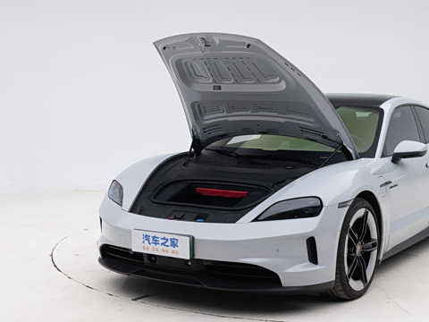 2024�� Taycan 4