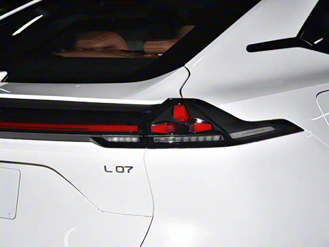 2025�� 300UltraǬ���Ǽ�ADS SE���̰�