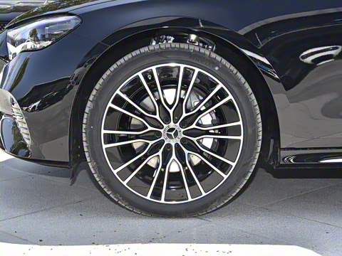 2025�� �Ŀ� E 300 L �����