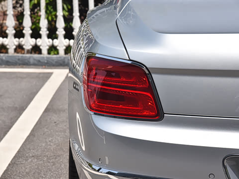 2026�� 4.0T V8 Mulliner