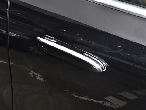 2025�� �Ŀ� E 300 L ������