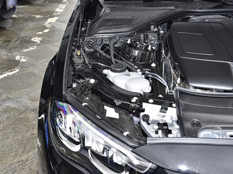 2025�� �Ŀ� E 300 L ������