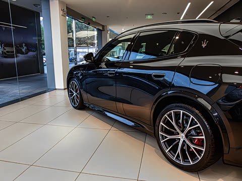 2023�� 3.0T Trofeo