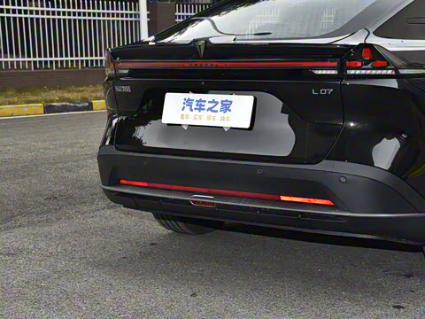 2025�� 300UltraǬ���Ǽ�ADS SE���̰�