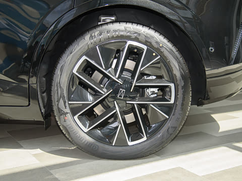 2025�� �Ŀ� Max ���̰�