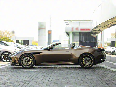 2025�� 4.0T V8 Volante