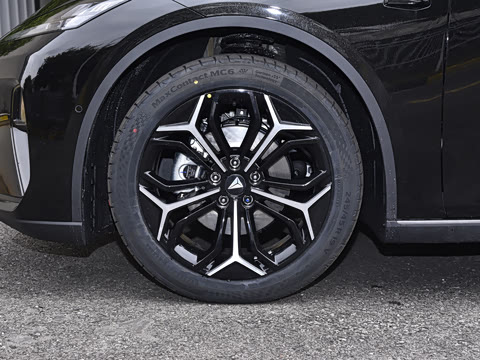 2025�� 300UltraǬ���Ǽ�ADS SE���̰�