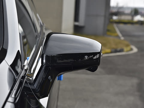 2025�� 300UltraǬ���Ǽ�ADS SE���̰�