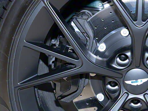 2025�� 4.0T V8 707