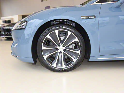 2025�� 705km Max