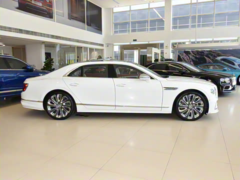 2026�� 4.0T V8 Mulliner