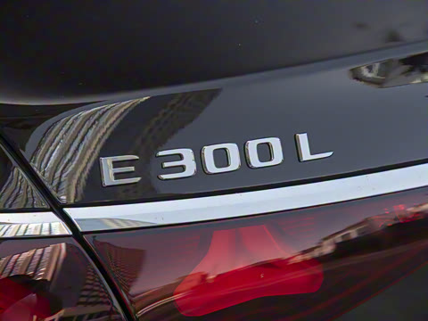 2025�� �Ŀ� E 300 L ������