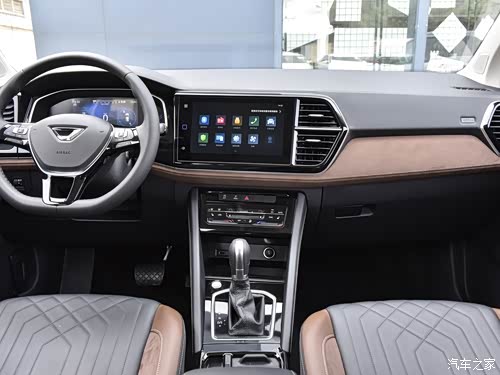 全新捷达vs7内饰布局清晰,采用流行的10英寸液晶中控大屏和8英寸数字