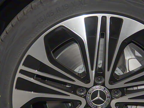 2025�� �Ŀ� E 300 L ������