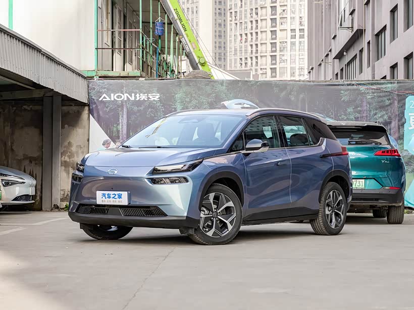 首先从车身外观来看,aion v展现了现代都市的动感与优雅.