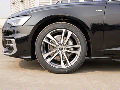 2025�� 40 TFSI ����������