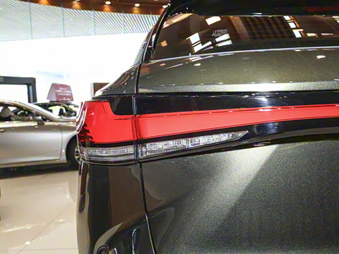 2025�� 300 ����������