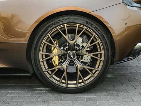 2025�� 4.0T V8 Volante