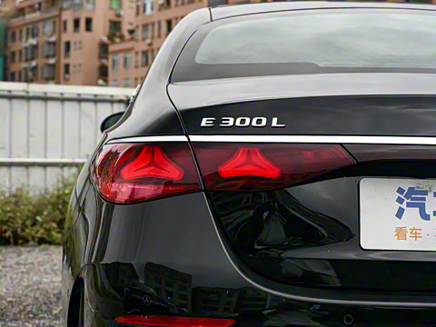 2025�� �Ŀ� E 300 L ����˶���