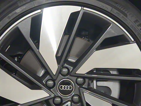 2024�� 50 e-tron quattro ��ҫ�� ������װ