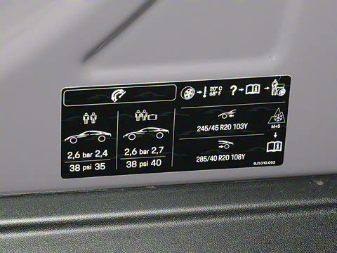 2024�� Taycan 4 Cross Turismo