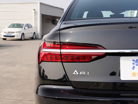 2025�� 40 TFSI ����������