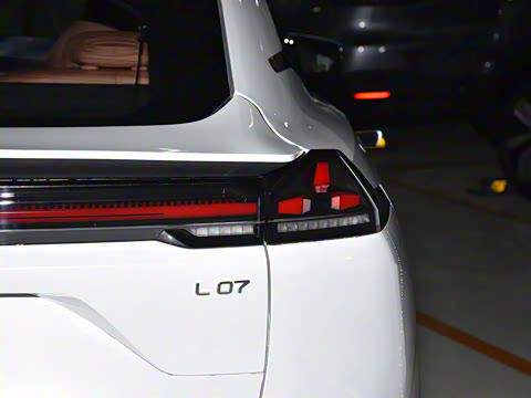 2025�� 300UltraǬ���Ǽ�ADS SE���̰�