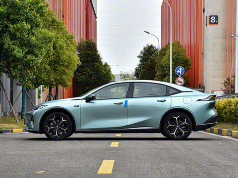 2025�� 230UltraǬ���Ǽ�ADS SE���̰�