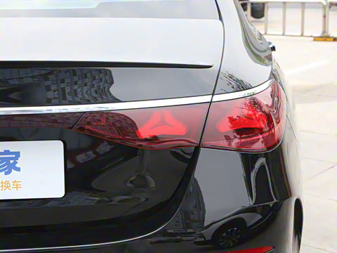 2025�� �Ŀ� E 300 �������˶���