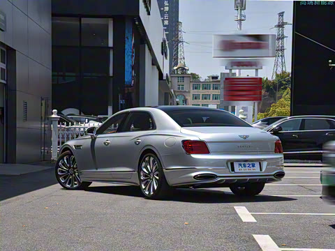 2026�� 4.0T V8 Mulliner