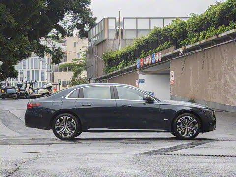 2025�� �Ŀ� E 300 L ������