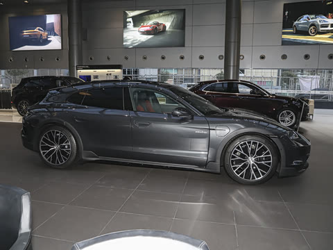 2024�� Taycan 4 Cross Turismo