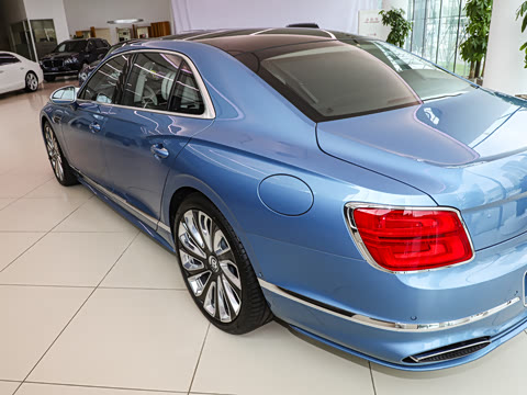 2026�� 4.0T V8 Mulliner