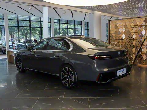 2023�� 735Li M�˶���װ