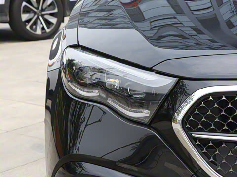 2025�� �Ŀ� E 300 �������˶���