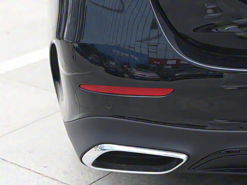 2025�� �Ŀ� E 300 �������˶���