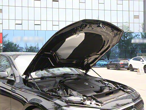 2025�� �Ŀ� E 300 �������˶���