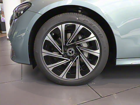 2025�� �Ŀ� E 300 L ������