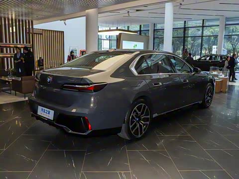 2023�� 735Li M�˶���װ