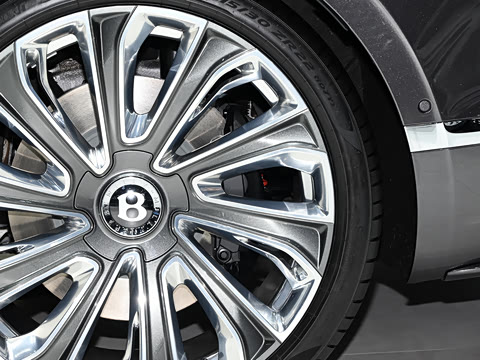 2024�� 4.0T V8 Mulliner