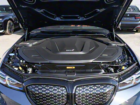 2025�� eDrive 40 L ��ҹ�˶���װ