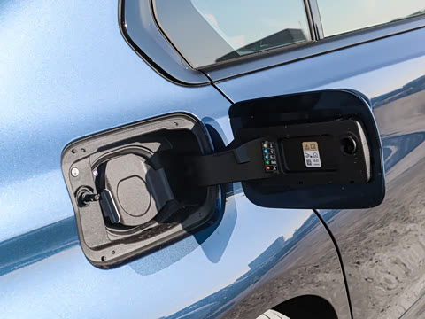 2025�� eDrive 40 L ��ҹ�˶���װ