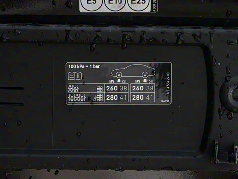 2025�� �Ŀ� E 260 L �˶���