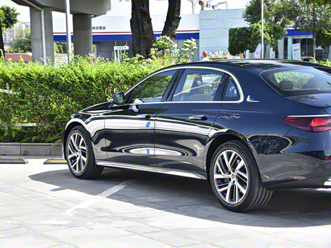 2025�� E 300 L ʱ����