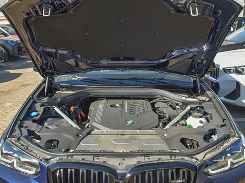 2022��  M40i